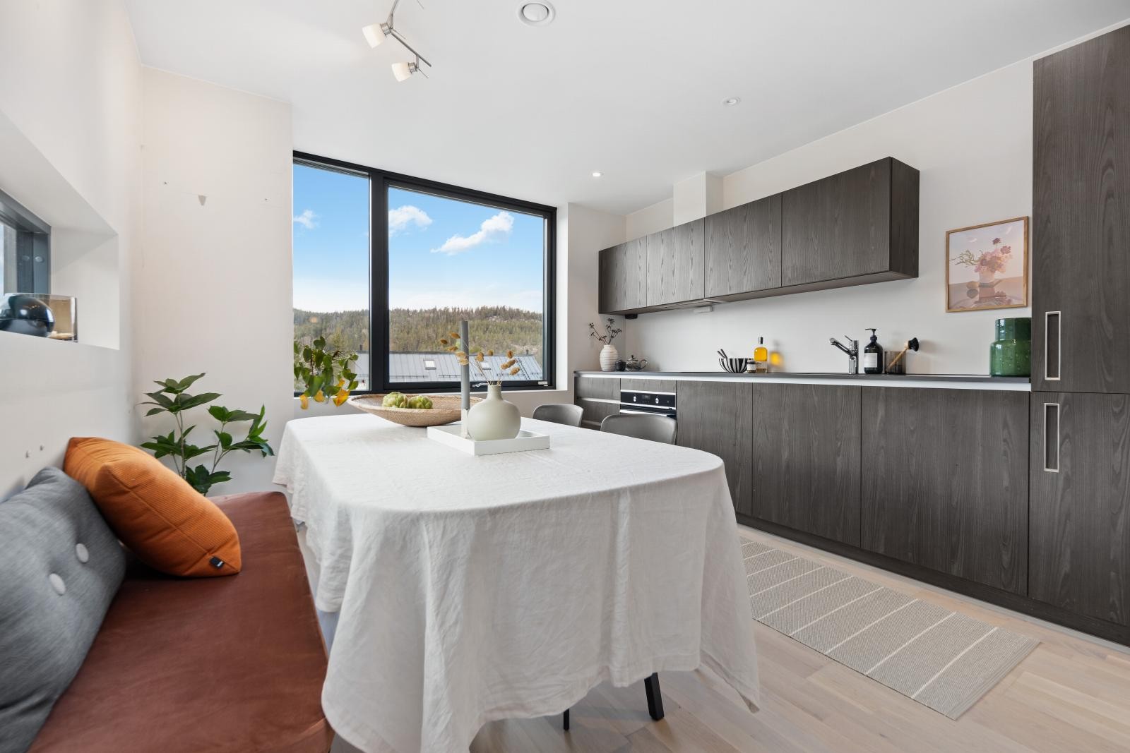 God plass til spisebord på kjøkkenet. Galleribilde