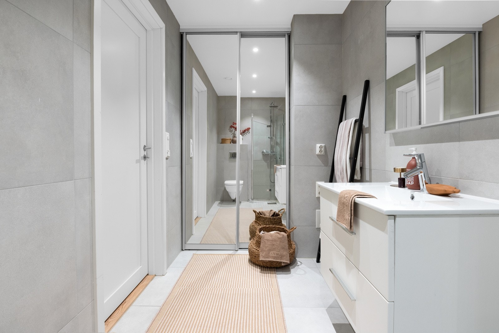 Vaskemaskin og tørketrommel praktisk plassert bak skyvedører. Galleribilde