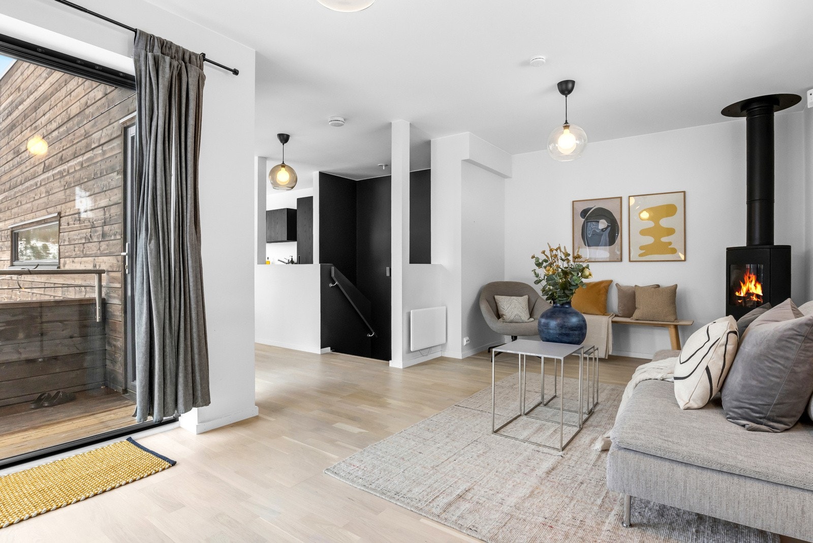 Peisovn i stuen gir god varme og hyggelig atmosfære på kalde vinterdager. Galleribilde