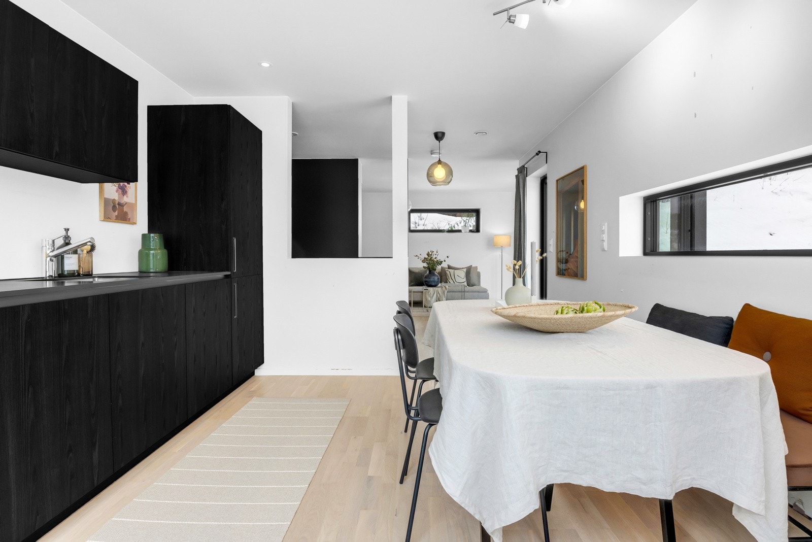 Moderne kjøkkeinnredning med sorte fronter og integrerte hvitevarer. Galleribilde