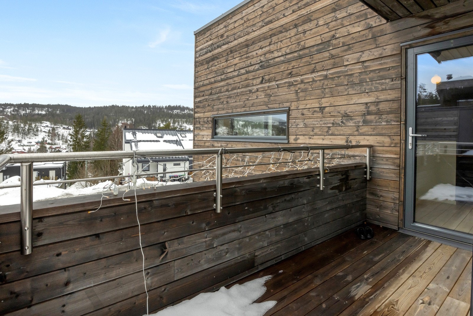 Fra stuen er det utgang til overbygget terrasse med tilgang til platting og hage. Galleribilde