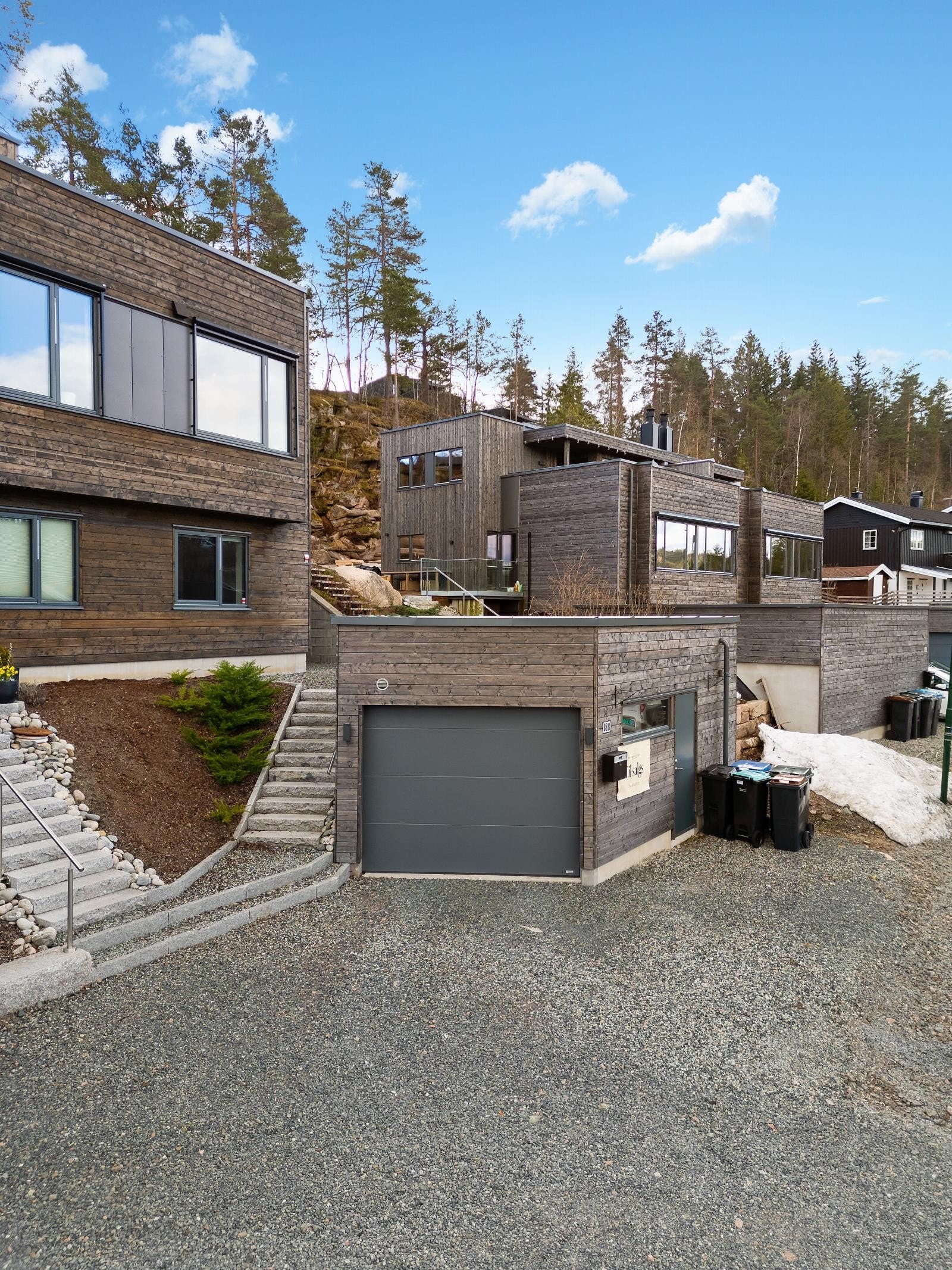 Garasje med plass for en bil. Galleribilde