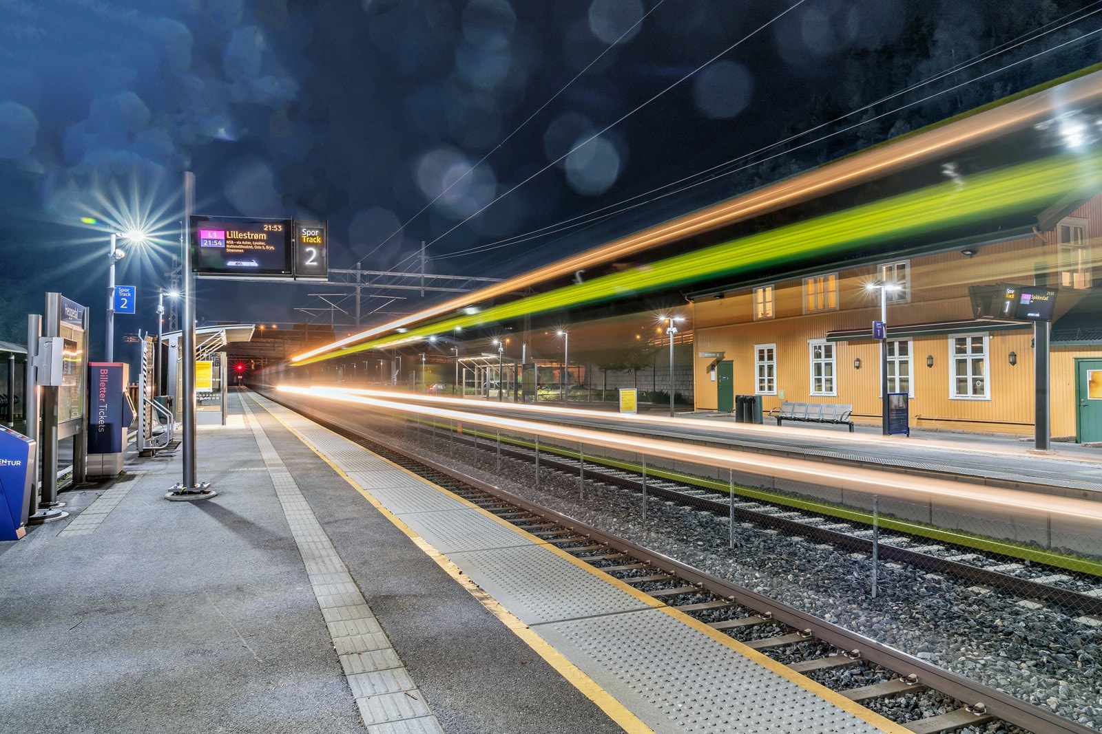 Togstasjon i Heggedal sentrum. Galleribilde