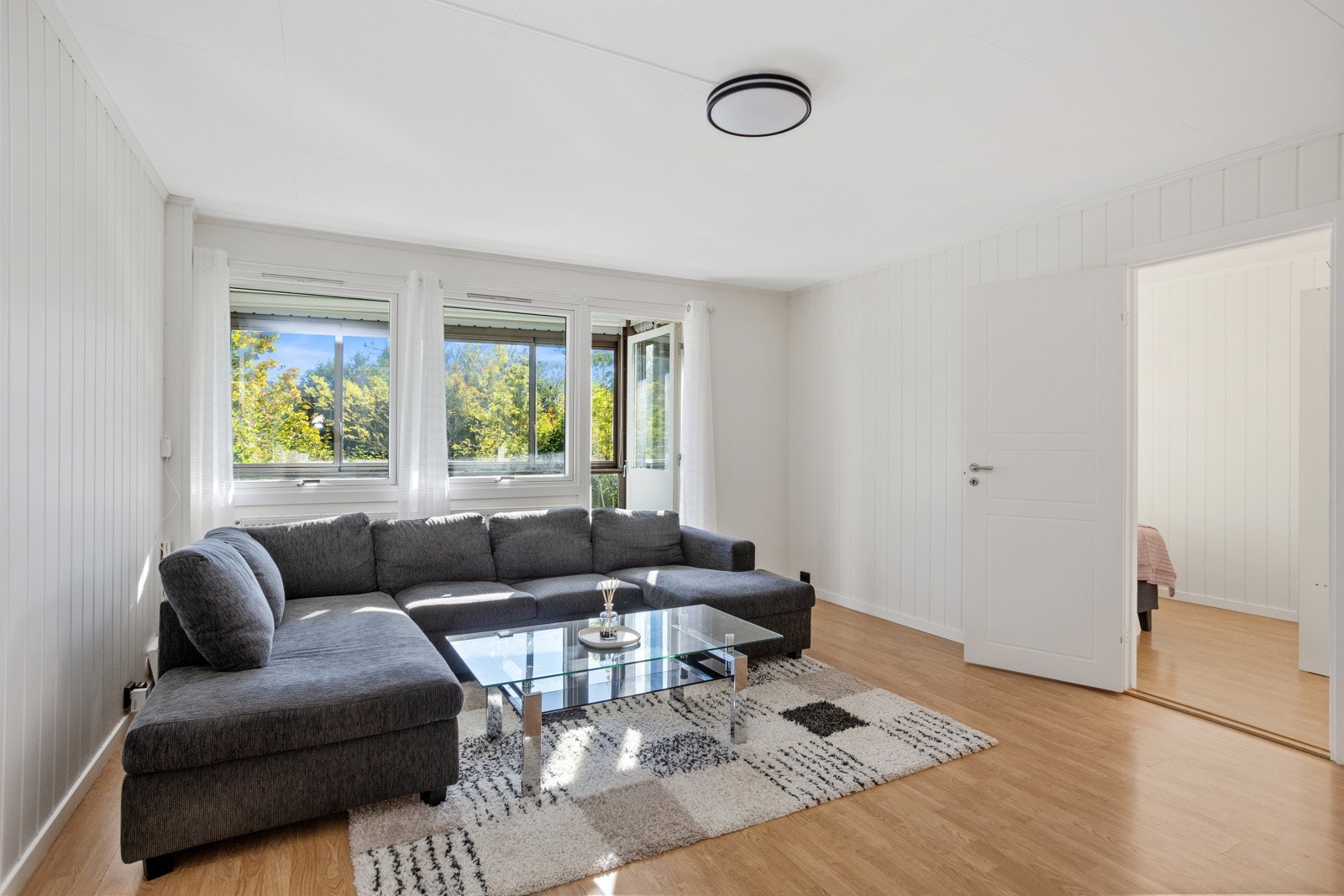 Gode vindusflater som vender ut mot balkongen og grøntareal. Galleribilde