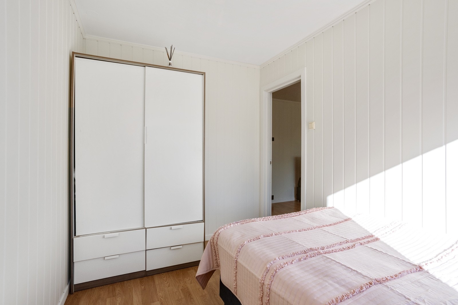 På soverommet er det plass til seng med nattbord og garderobeløsning. Galleribilde