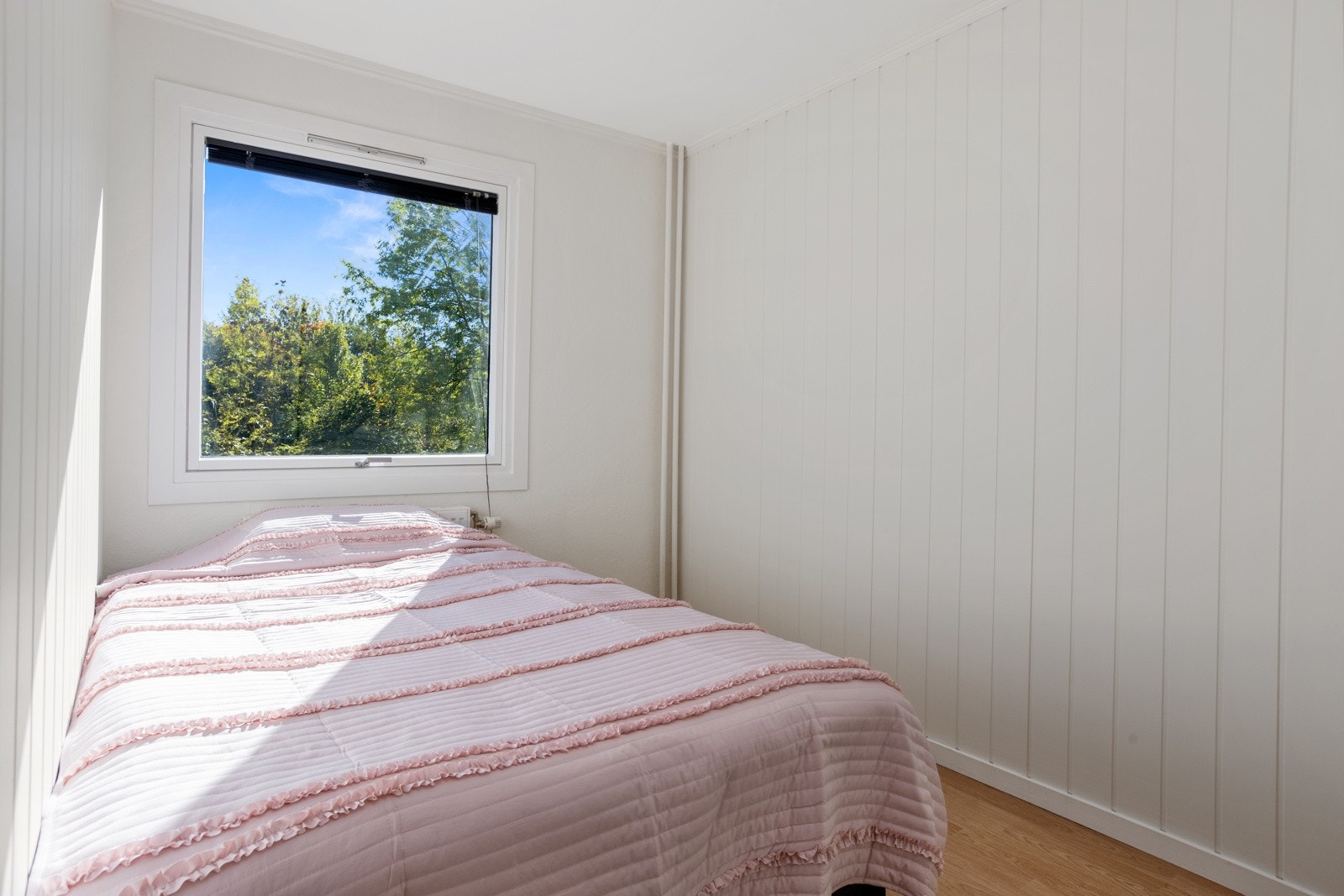 Soverommet er av fin størrelse og vender ut mot rolig felles grøntareal. Galleribilde