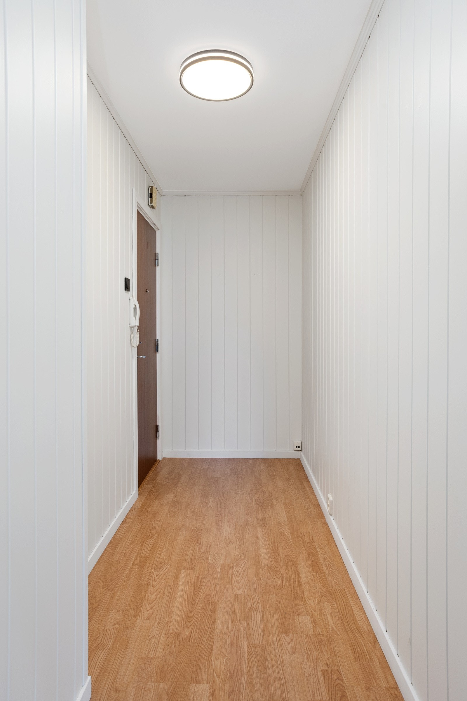 Praktisk og romslig entré. Galleribilde