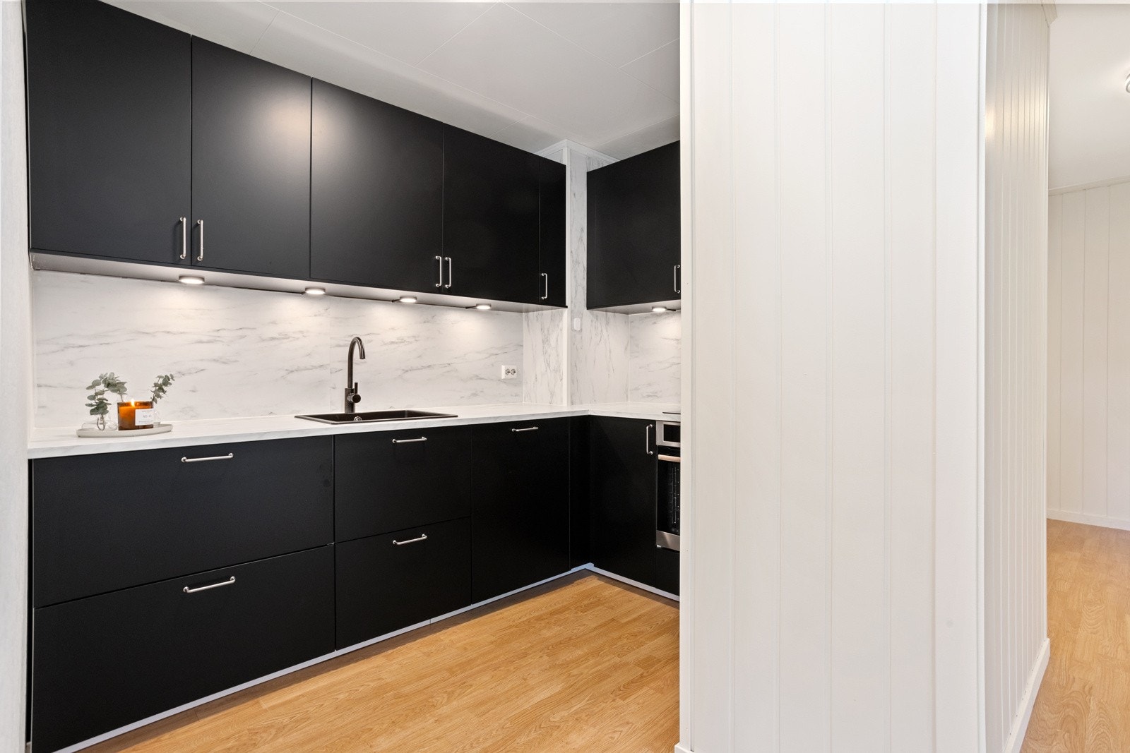 Lekkert kjøkken fra 2024 med sorte fronter. Galleribilde