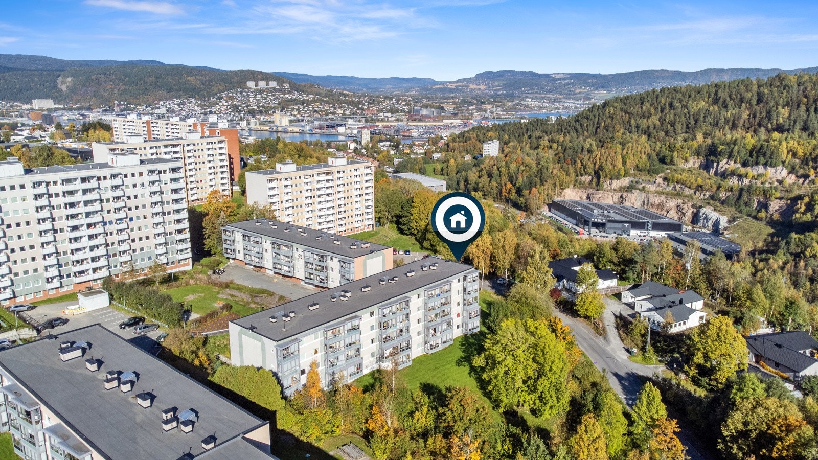 Boligen ligger i rolige omgivelser mot pent opparbeidet grøntareal. Galleribilde