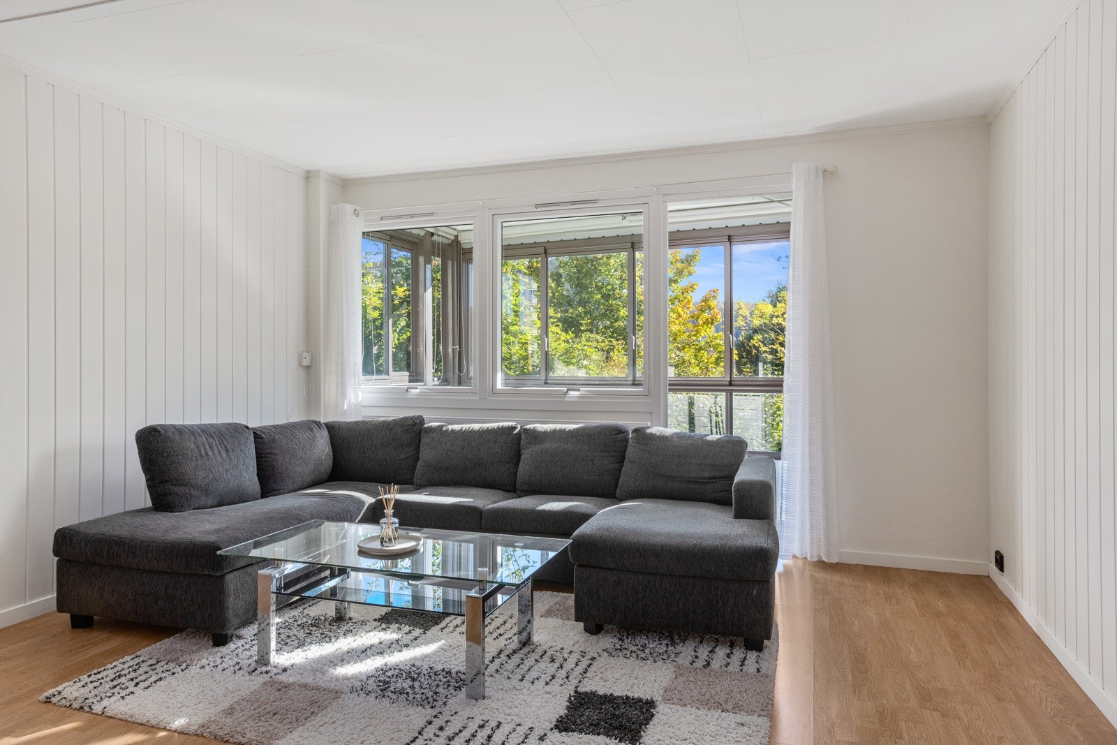 Stuen kan enkelt innredes med store møbler. Galleribilde