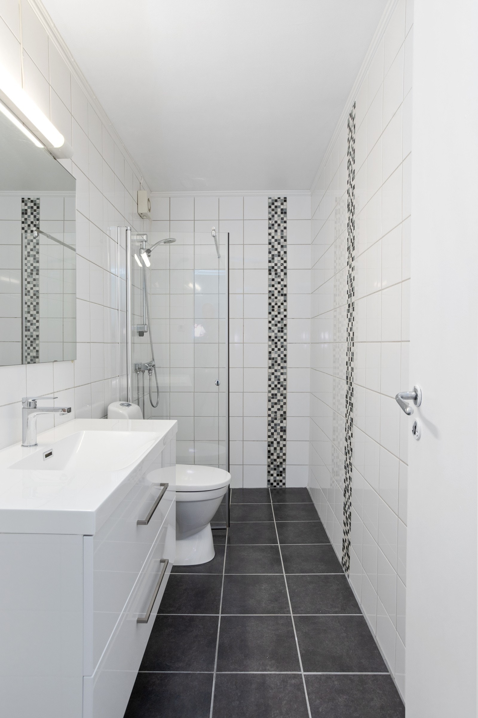 Pent, flislagt baderom med varmekabler i gulv. Galleribilde