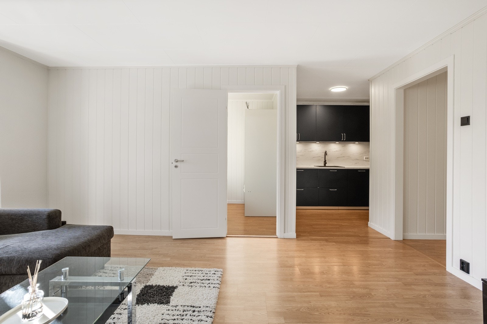 Kjøkkenet ligger med delvis åpen løsning mot stuen. Galleribilde