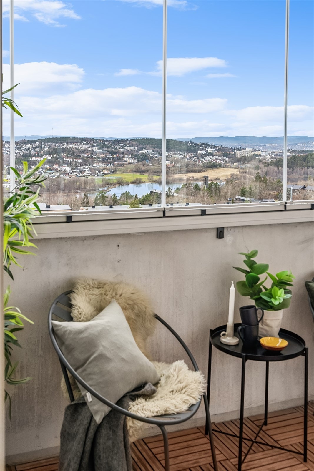 Det er plass til sittegruppe på balkongen. Galleribilde