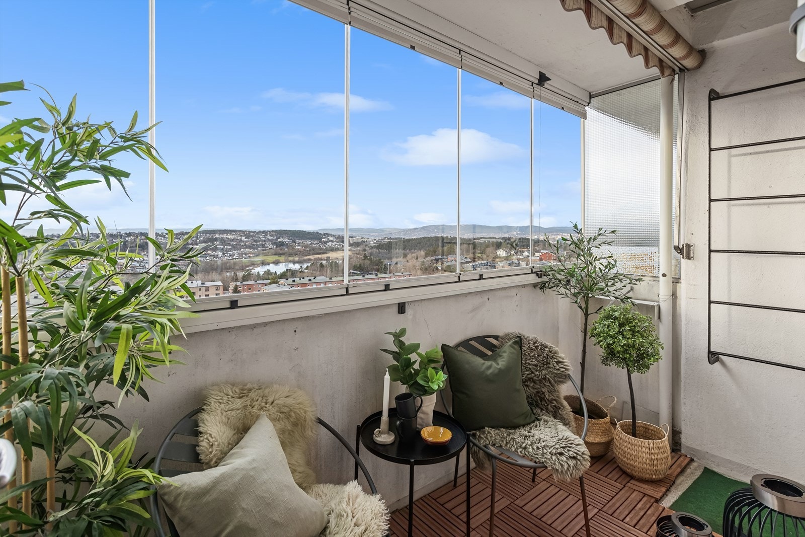 Innglasset balkong med vindu som går å åpne. Galleribilde