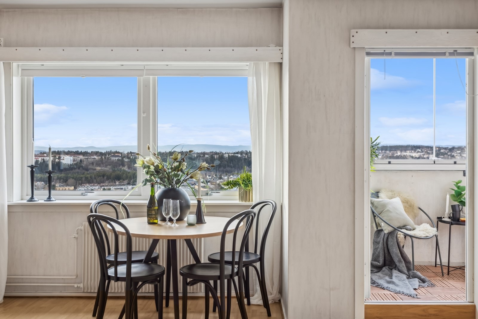 Det er også utgang til innglasset balkong med gode solforhold. Galleribilde