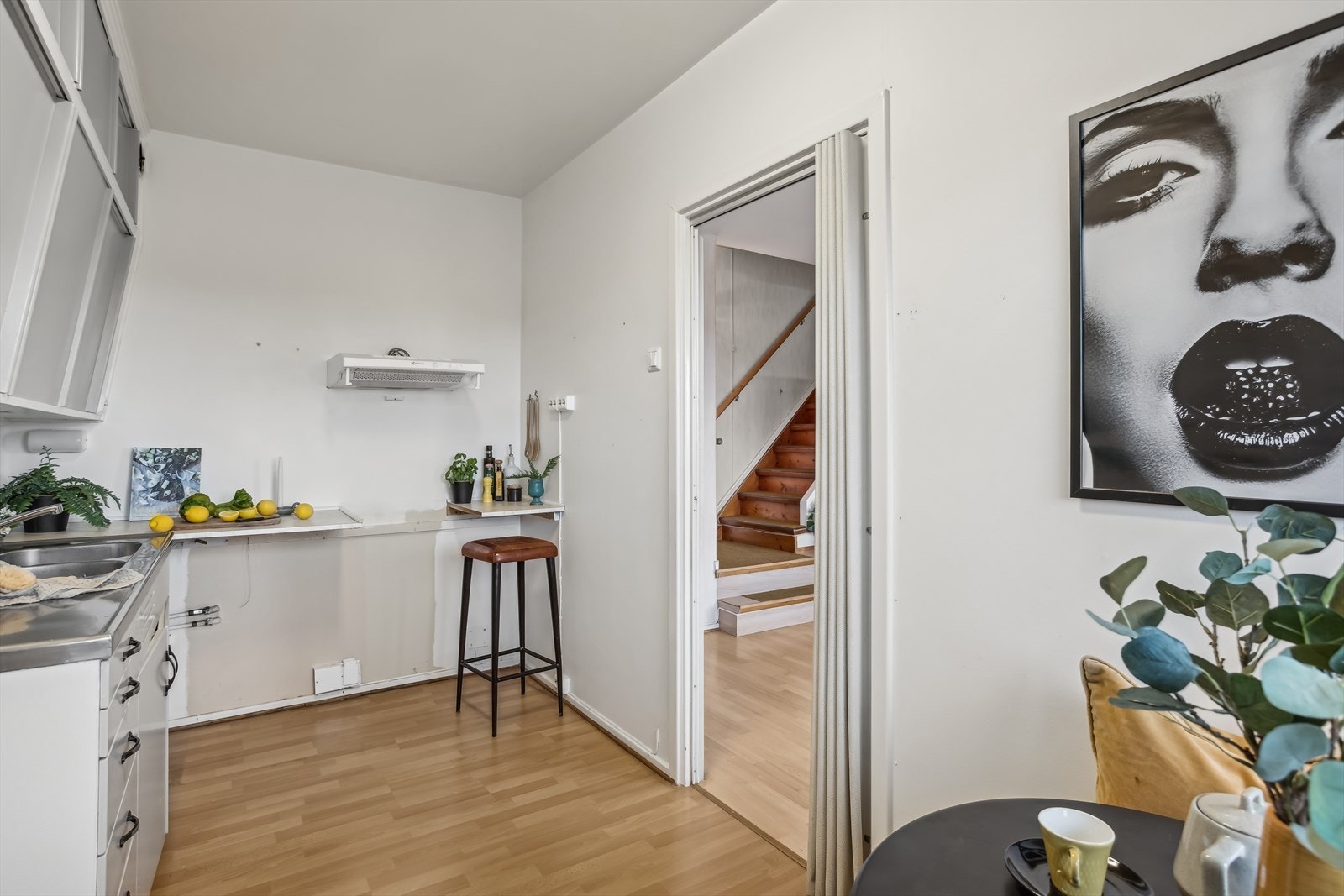 Kjøkken med utgang til stuen. Galleribilde