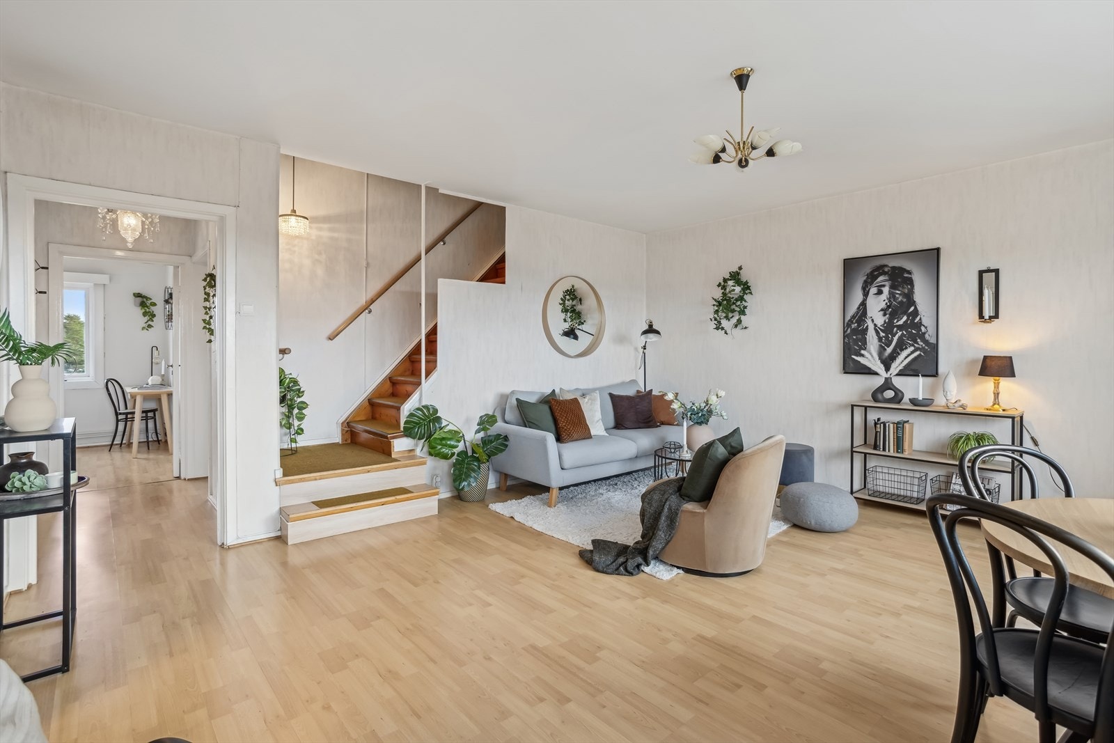 Når man kommer ned trappen så kommer man til en stor og lys stue med flere møbleringsalternativ. Galleribilde