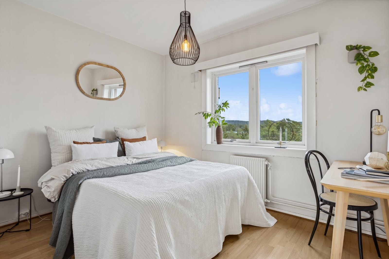 Romslig soverom til plass til dobbelseng. Galleribilde