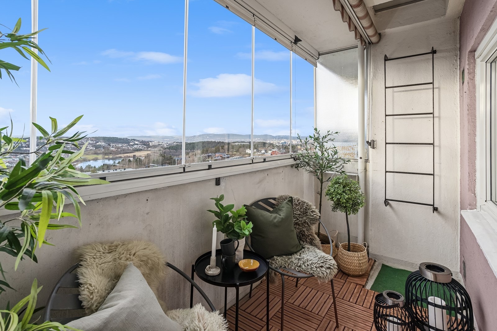 Innglasset balkong med flott utsikt! Plass til spisebord. Galleribilde