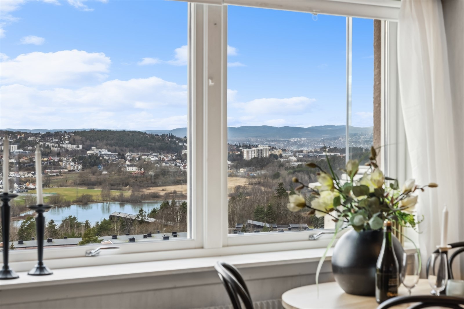 Det er god utsikt mot bl.a Østensjøvannet og mot Holmenkollen. Galleribilde