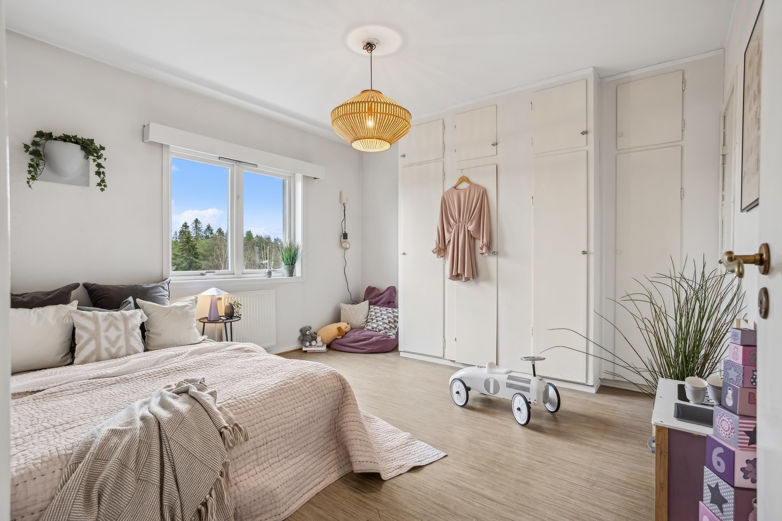 Stort soverom med garderobeskap og inngang til innvendig kott/garderobe. God plass til dobbelseng.
Eier har tidligere satt opp en vegg og gjort dette til to soverom. Men er tilbakestilt. Galleribilde