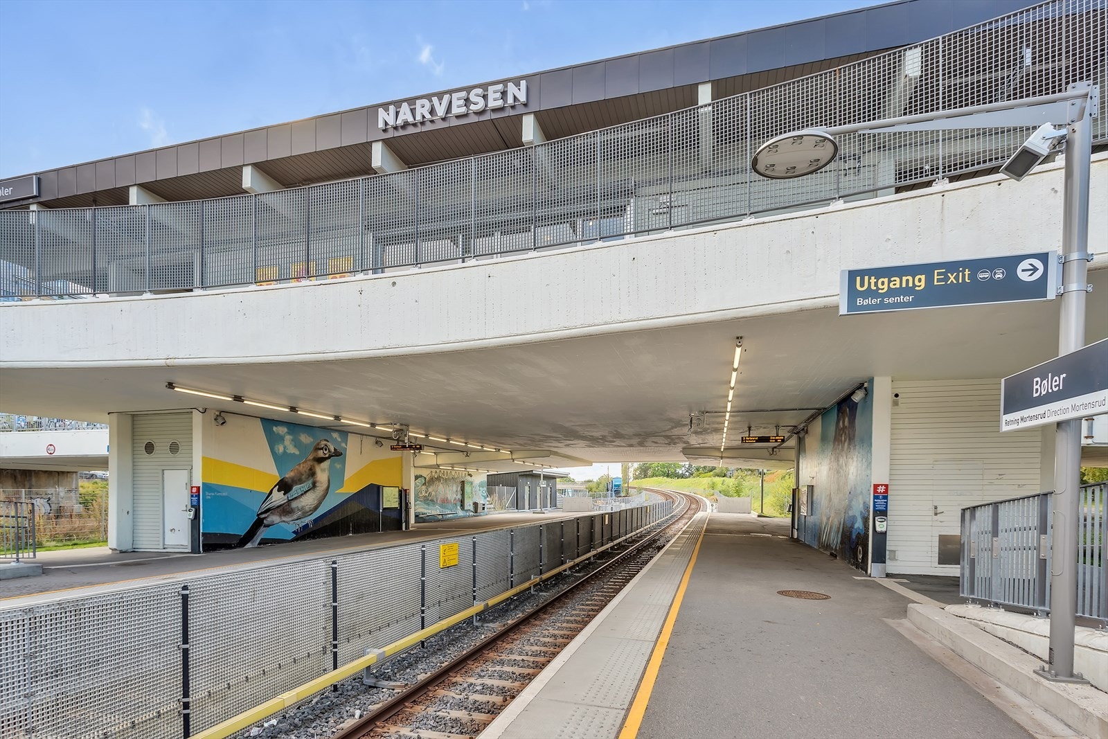 God tilgang til offentlig kommunikasjon med T-bane. Det tar 5 minutter å gå til t-banen. Det er ca. 20 minutters reisetid til sentrum. Galleribilde