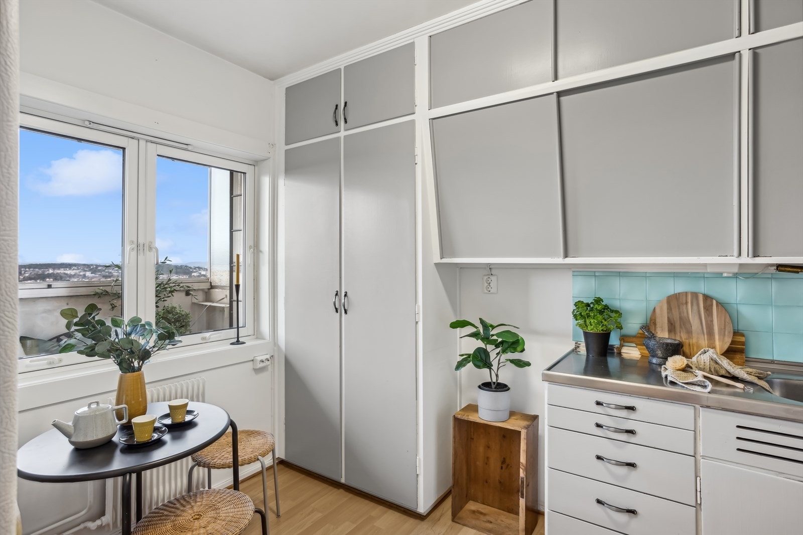 Kjøkken med plass for frokostbord. Galleribilde