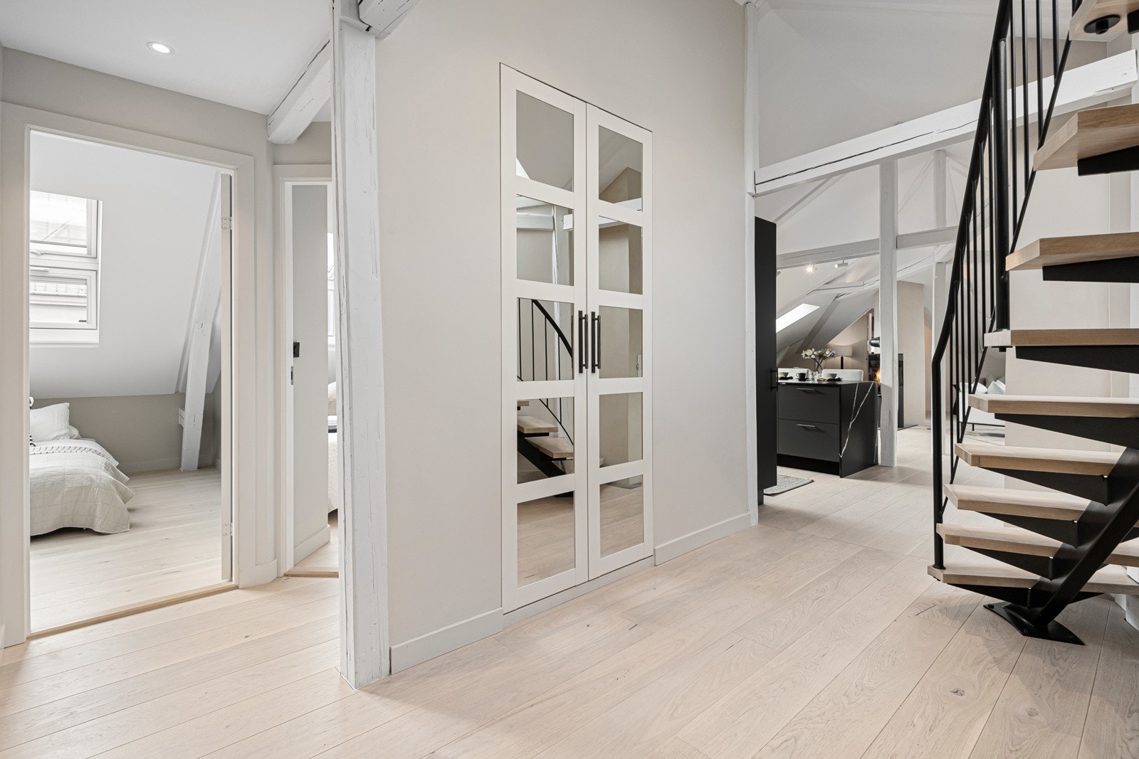 Svært innbydende entré som gir et godt førsteinntrykk av boligen - Her er det gode lagringsmuligheter for yttertøy og tilbehør i garderobeskapene Galleribilde