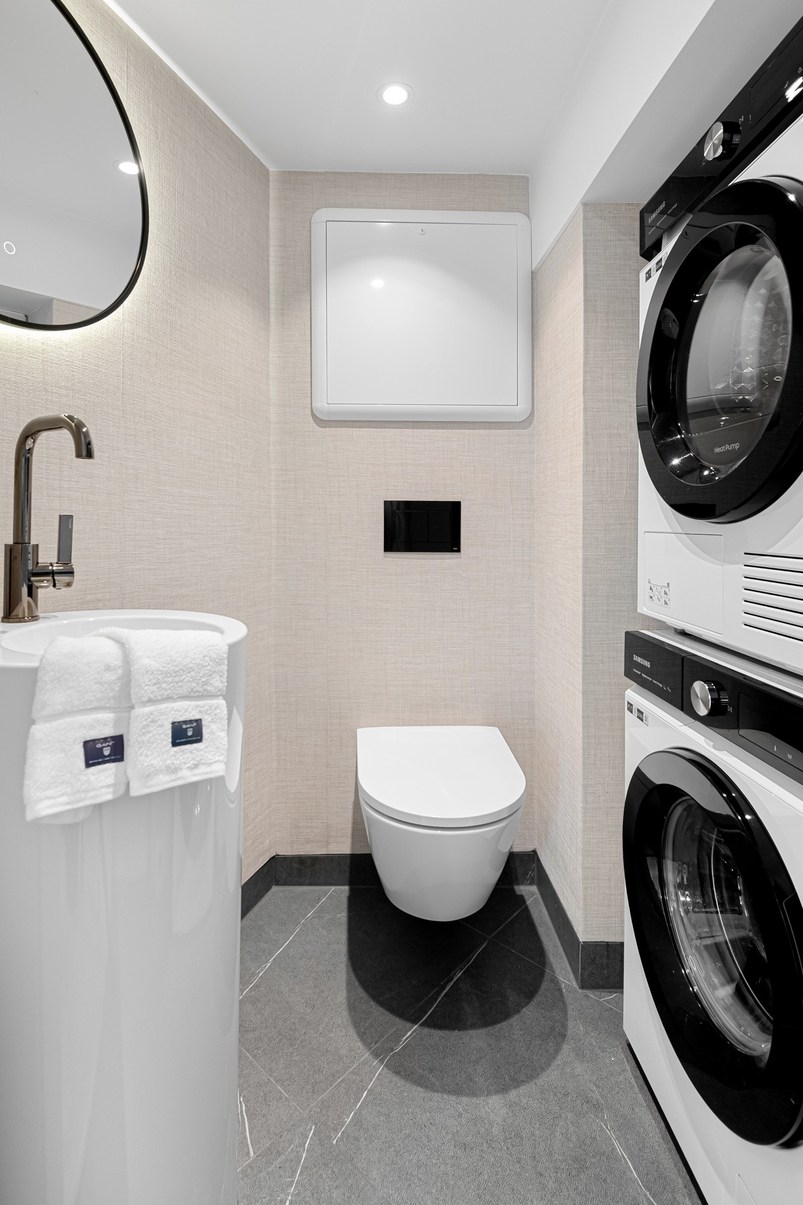 Ved entréen er det et praktisk og stilfullt toalettrom/ vaskerom. Baderommet inneholder toalett, servant og opplegg for både vaskemaskin og tørketrommel Galleribilde