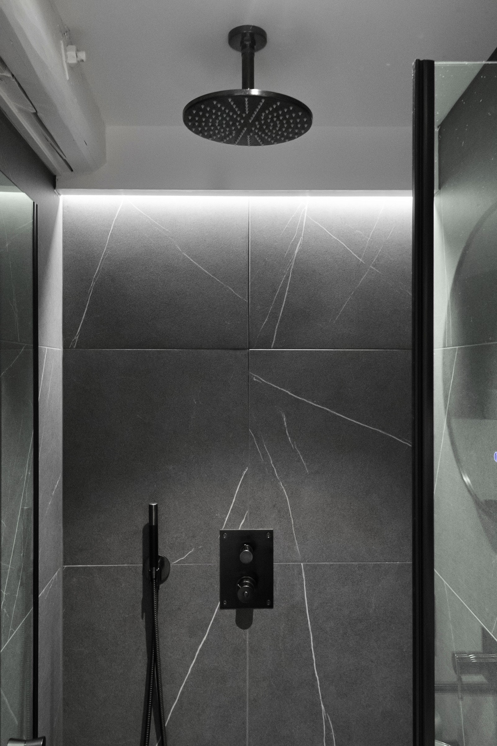 Som i hovedbad, er også ensuite-badet utstyrt med eksklusiv regnfallsdusj fra Tapwell montert i himling Galleribilde