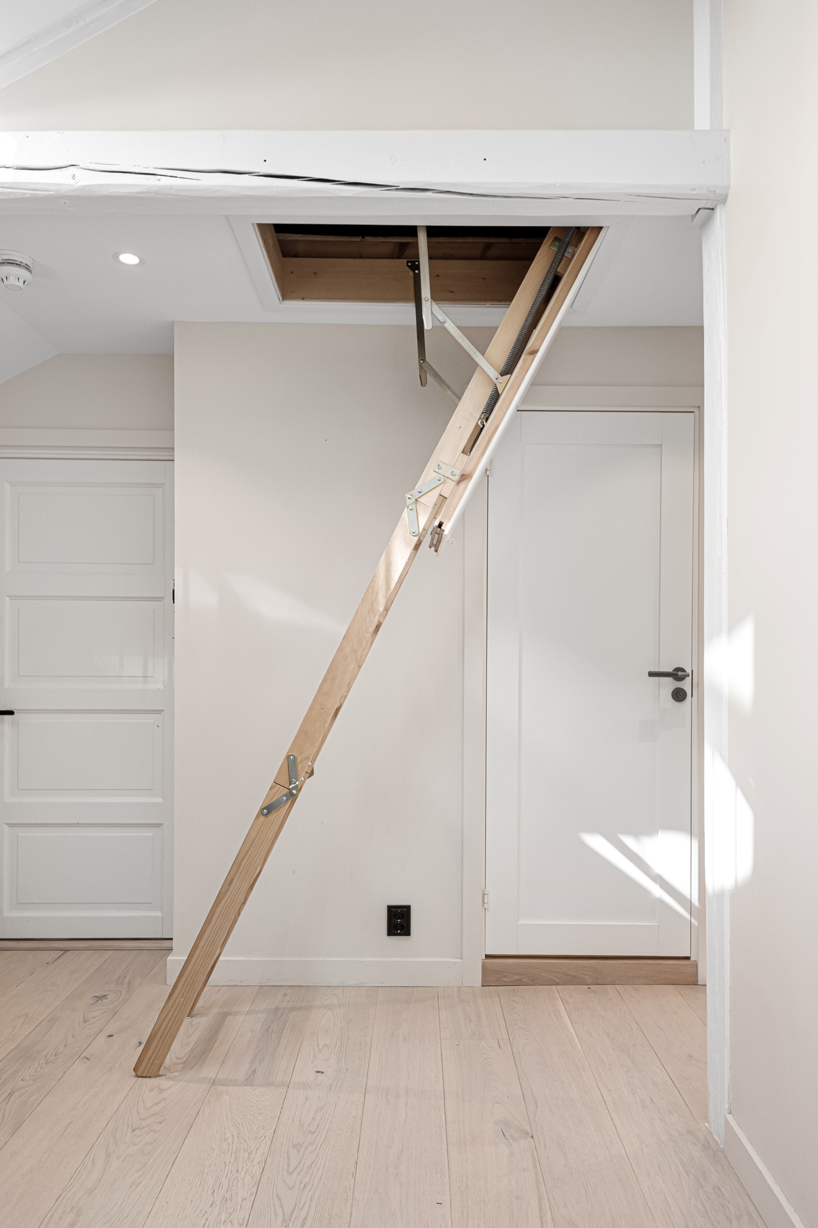 Romslig lagringsloft i leiligheten med adkomst via luke og trapp Galleribilde