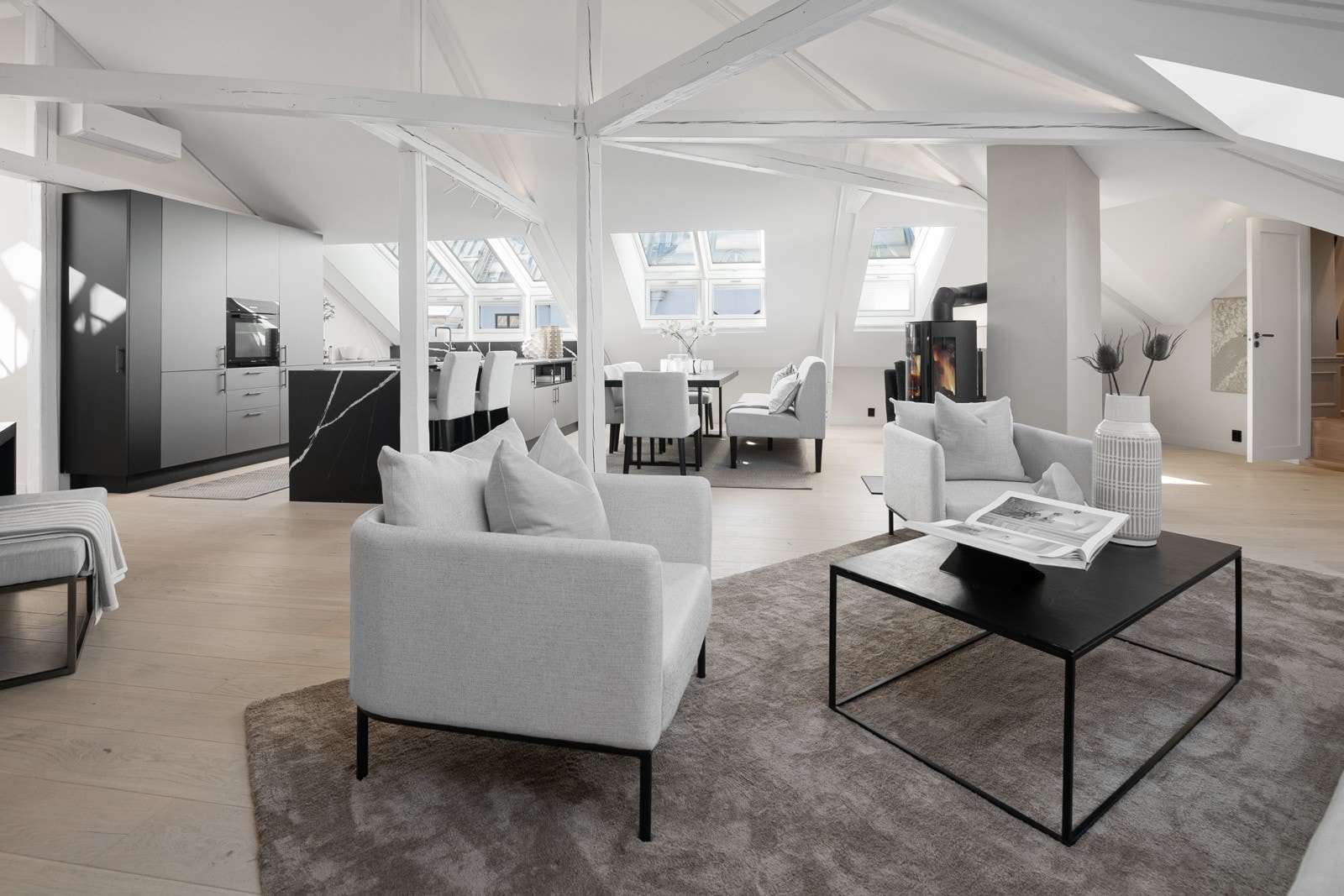 Leiligheten er arkitekttegnet av HusAr Arkitekter, og den nøye gjennomtenkte planløsningen skaper et romslig og luftig atmosfære Galleribilde