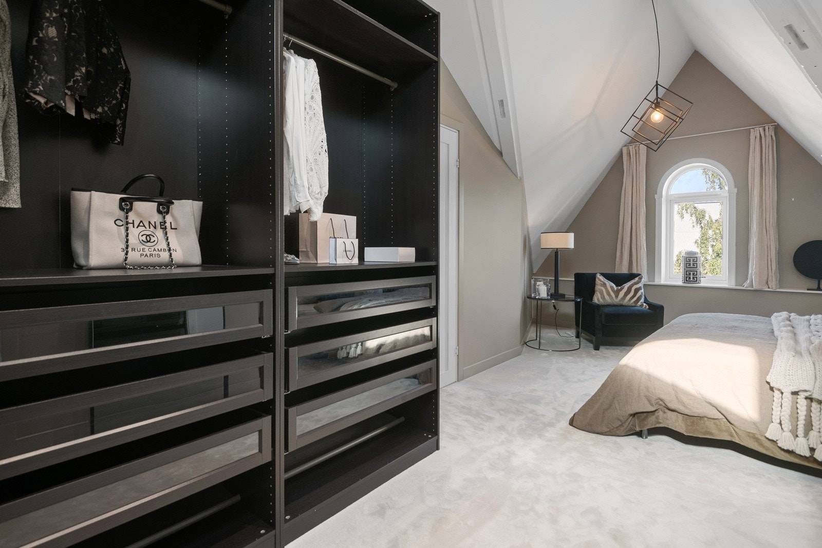 Hovedsoverommet er innredet rikelig med garderobeskap Galleribilde