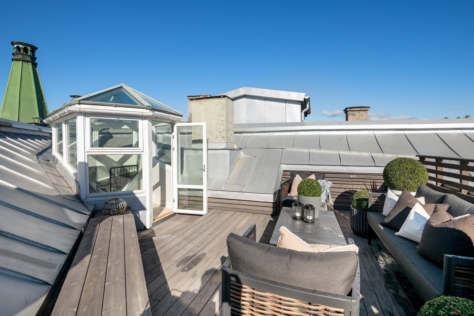 På terrassen er det etablert utekran/vannslange, samt opplegg for avløp for etablering av f eks utekjøkken Galleribilde