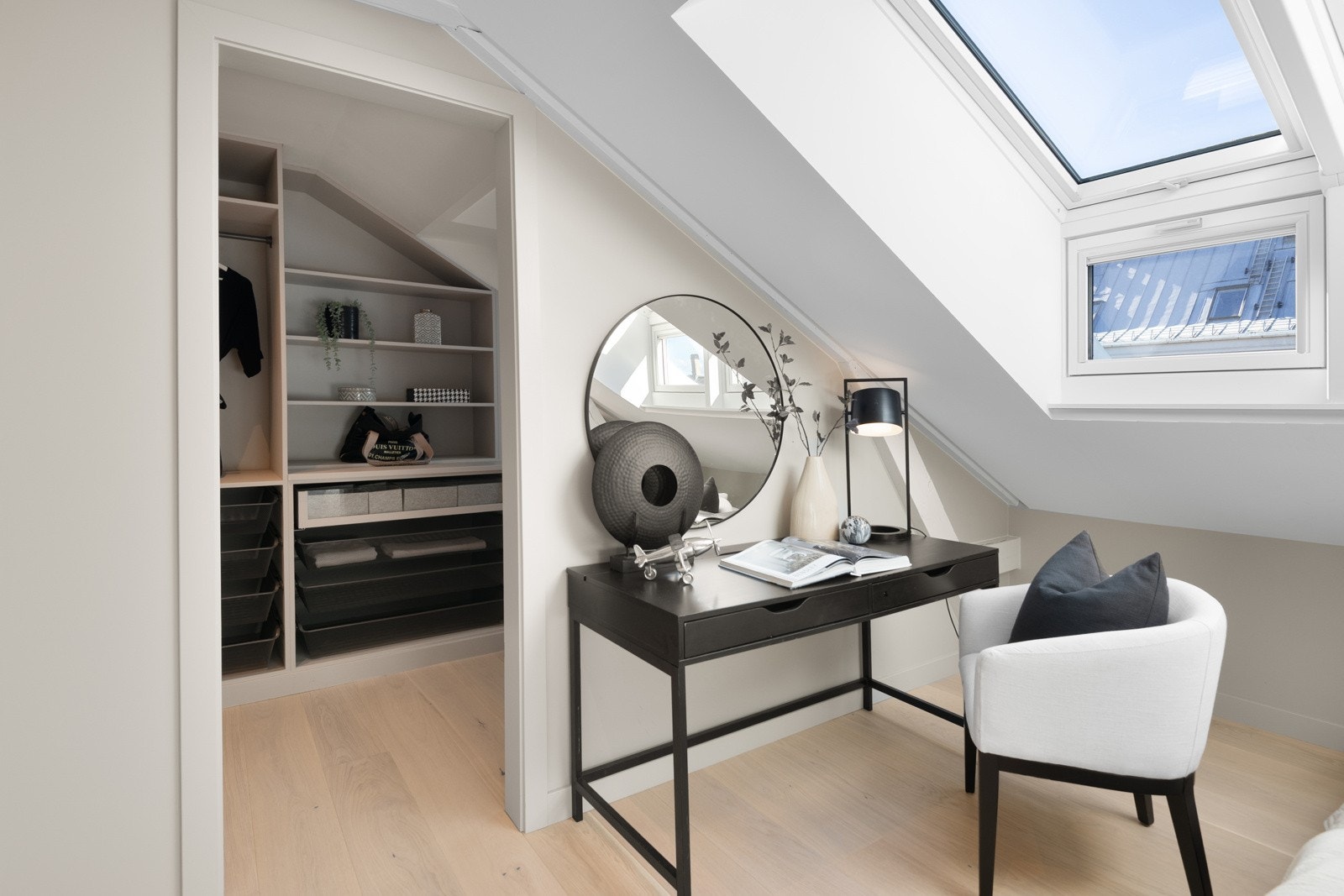 Soverommet har direkte adgang til en romslig walk-in garderobe med rikelig med lagringsplass til alt av klær og tilbehør Galleribilde