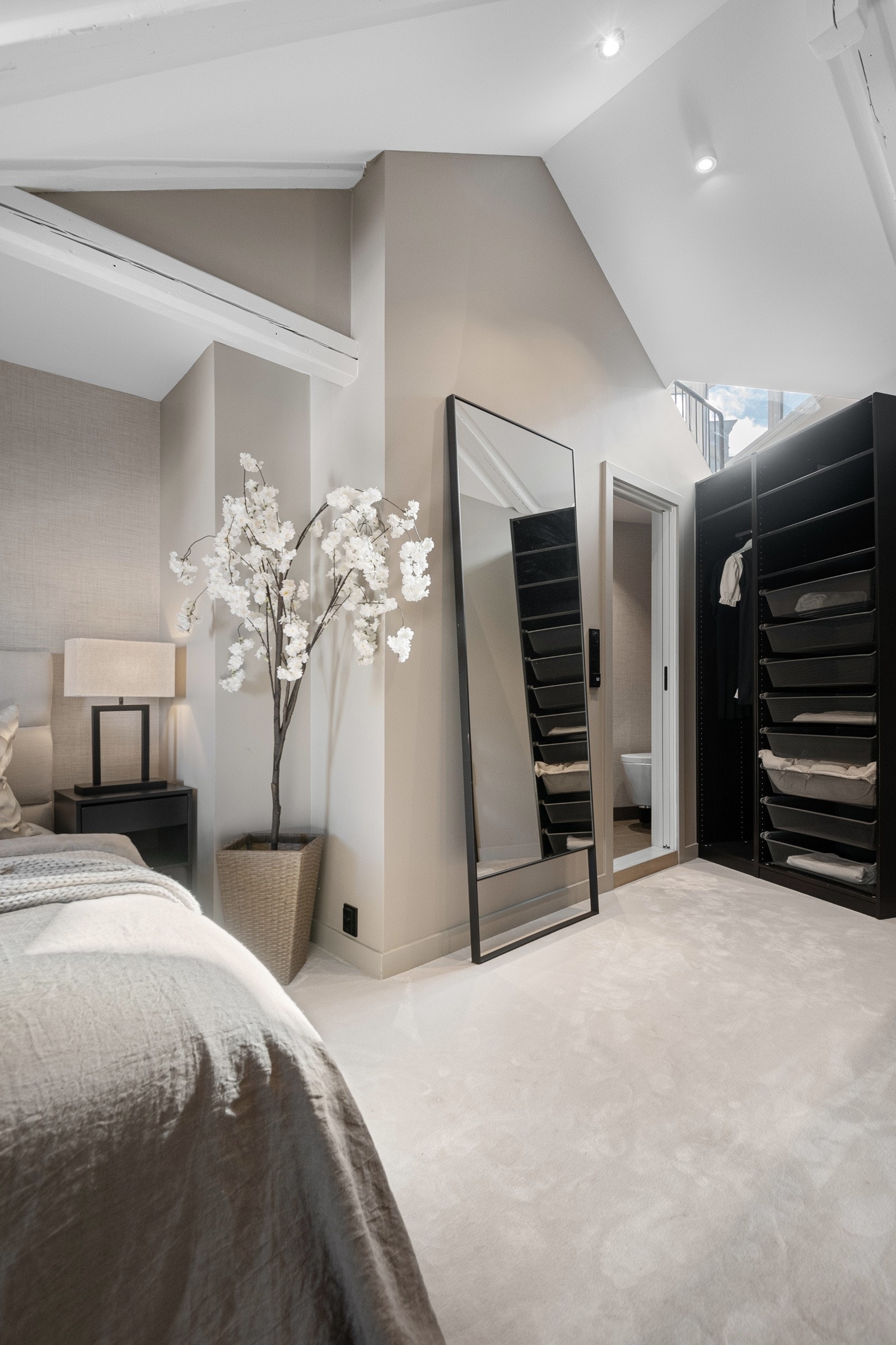 Rommet er elegant utformet med en ensuiteløsning som gir direkte tilgang til et privat baderom Galleribilde