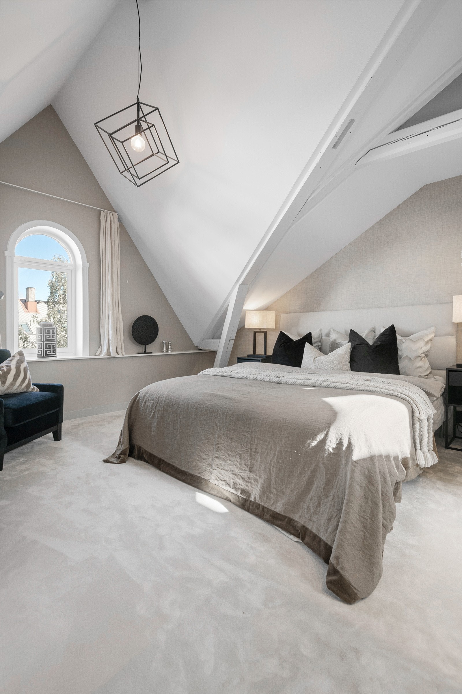 Det gjennomgående for leiligheten er god og luftig takhøyde Galleribilde