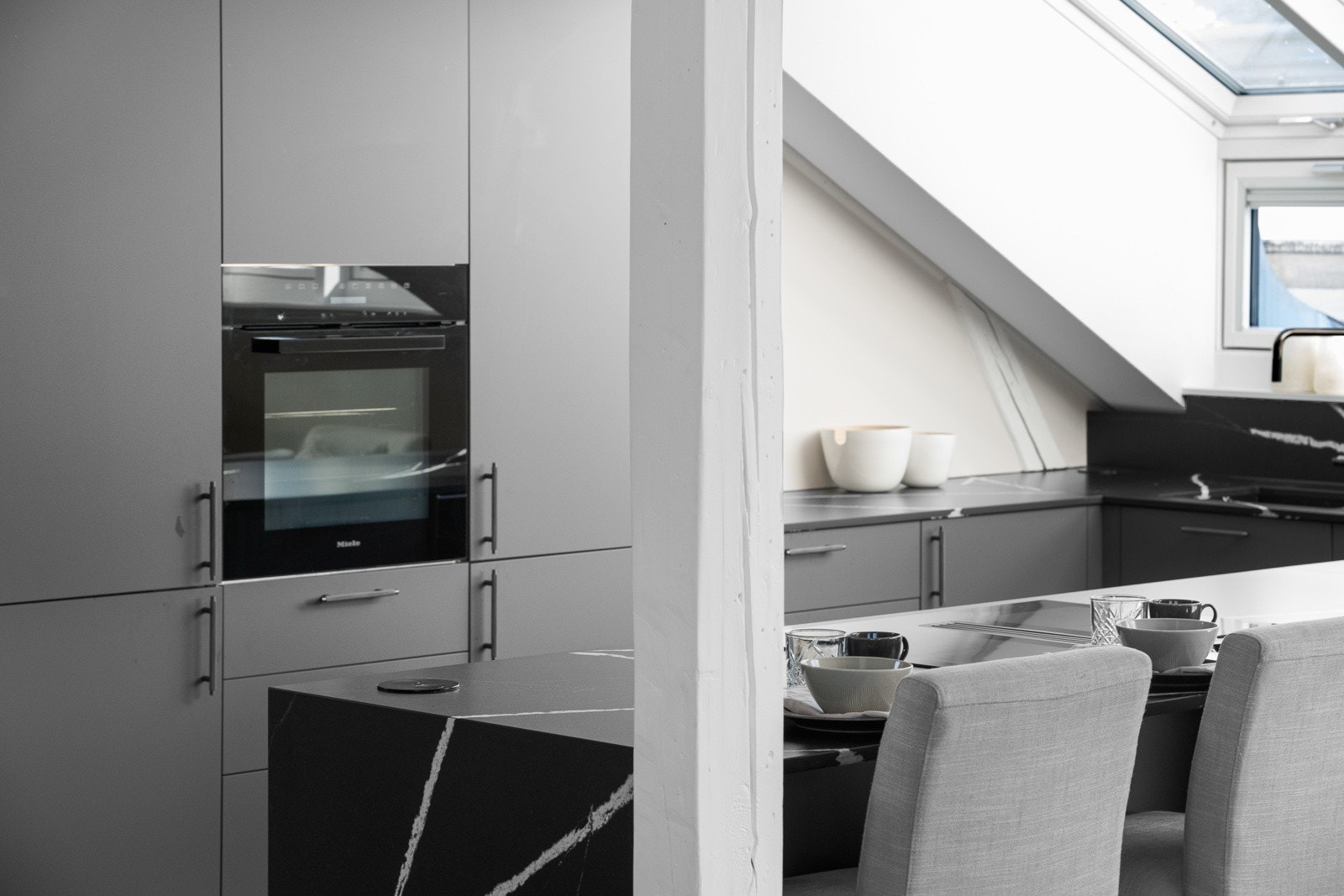 Kjøkkenet er utstyrt med Miele integrert stekeovn, induksjonstopp med innebygget ventilator, kjøl/frys og oppvaskmaskin Galleribilde