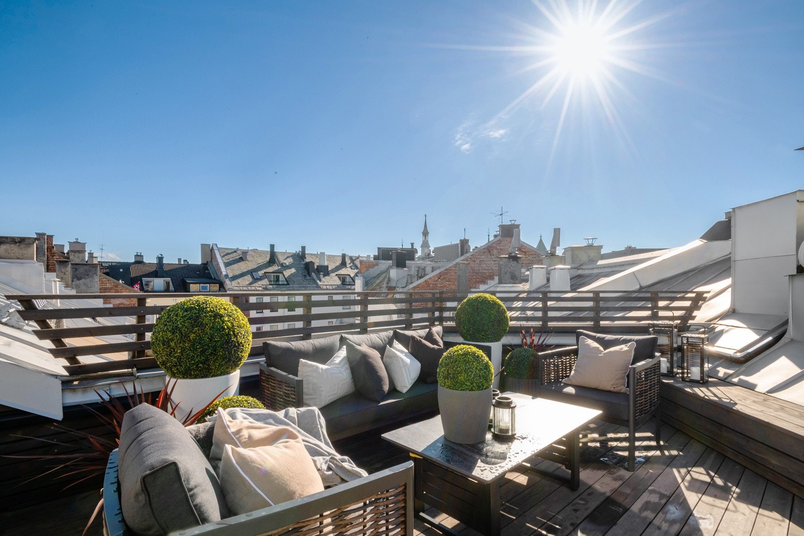 Fra den private takterrassen, har man sol fra tidlig morgen til sent kveld Galleribilde
