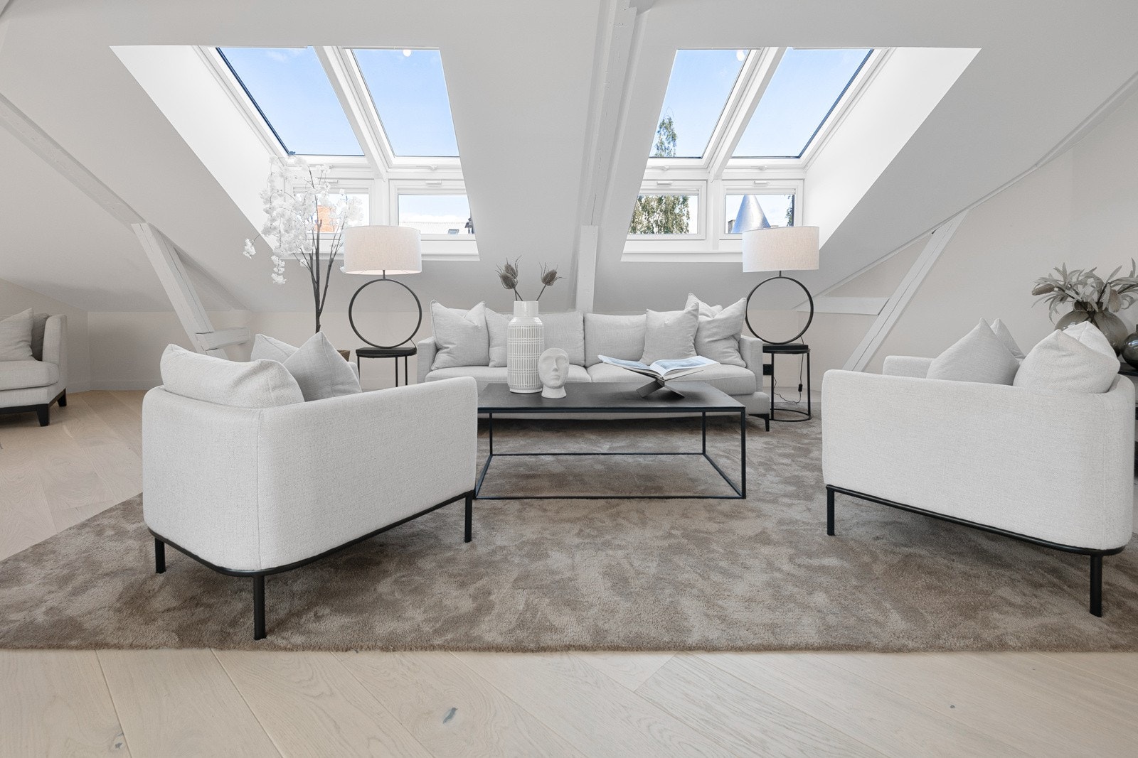 Stuen er svært lys og romslig, med store vindusflater som slipper inn rikelig med naturlig lys og skaper en innbydende atmosfære Galleribilde