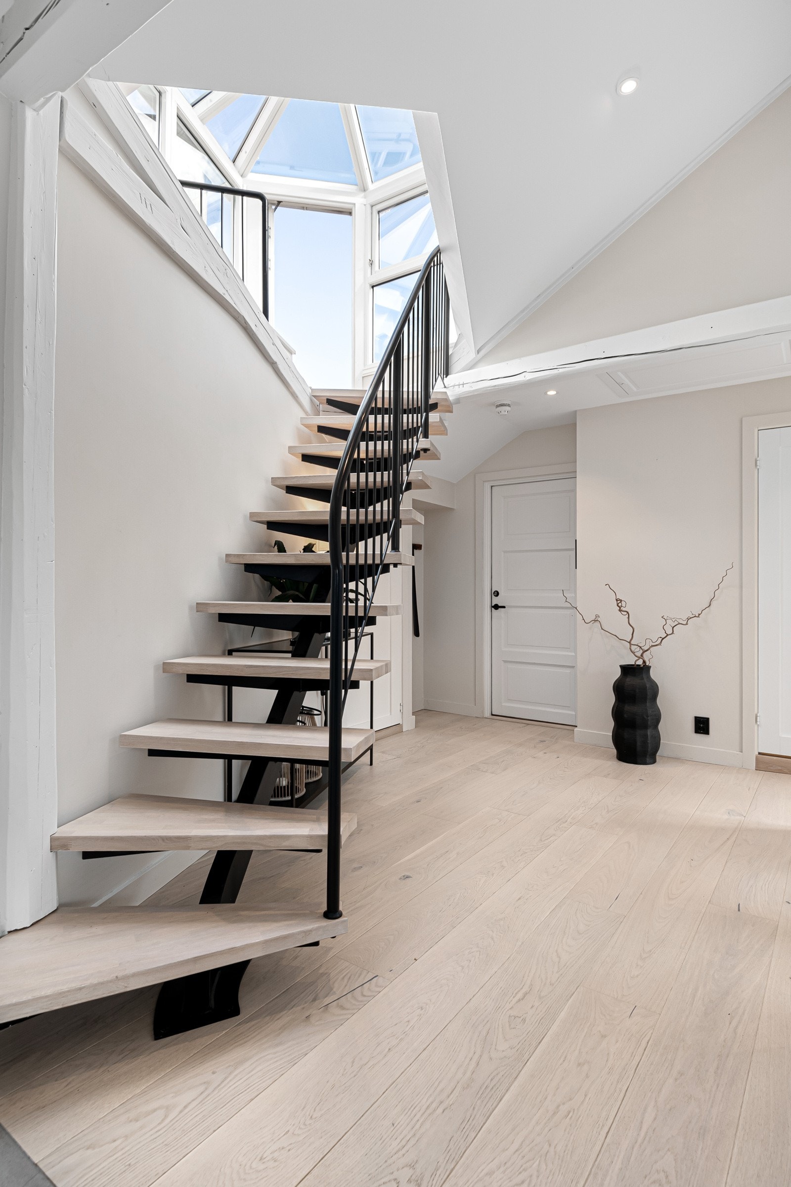 Stilfull trapp ned fra takterrassen Galleribilde