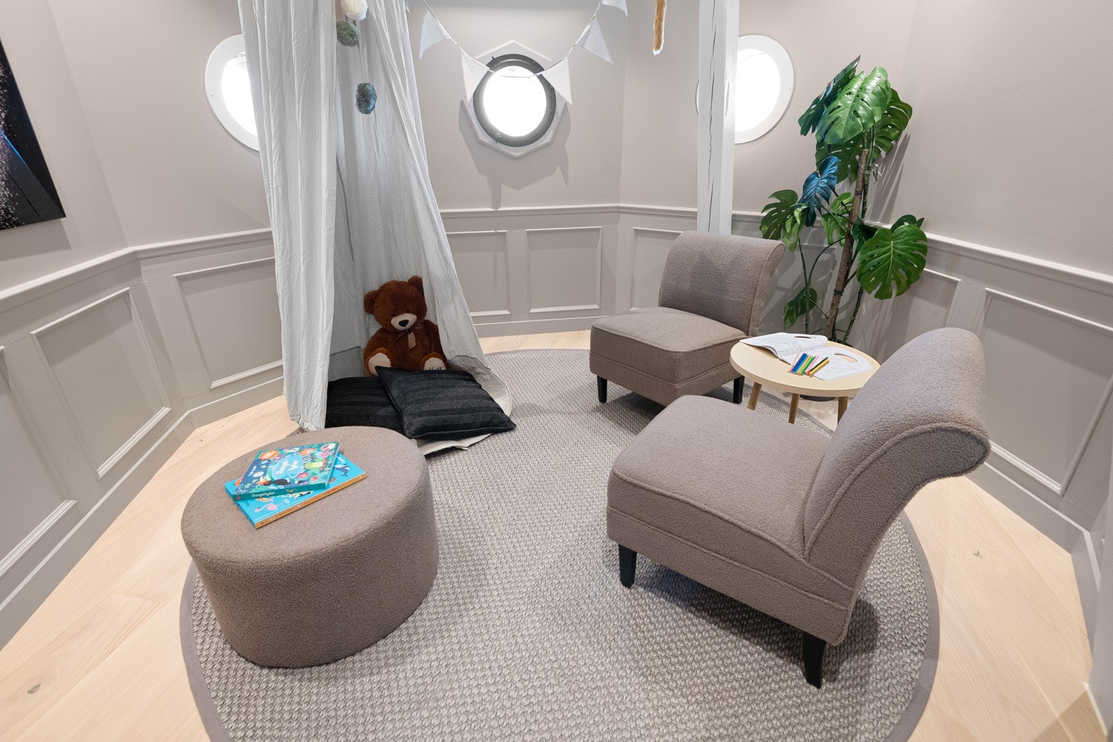 Dette særegne rommet gir en inspirerende arbeidsplass med naturlig lys og en utsikt som gir arbeidsdagen det lille ekstra Galleribilde