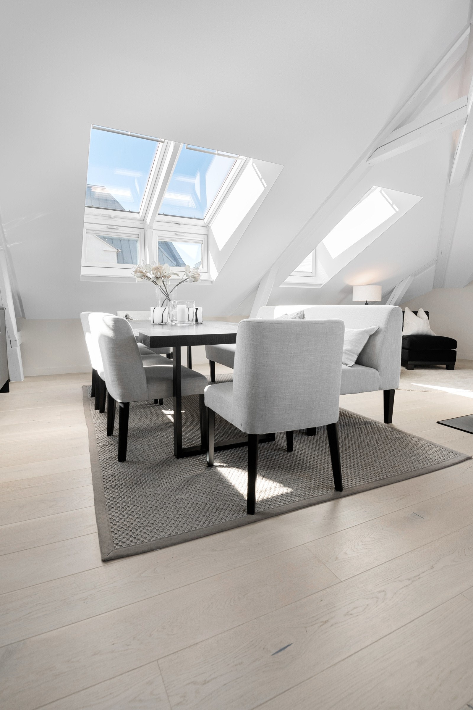 Ved kjøkkenet er det plass til langbord hvor du kan invitere venner og familien til bords Galleribilde