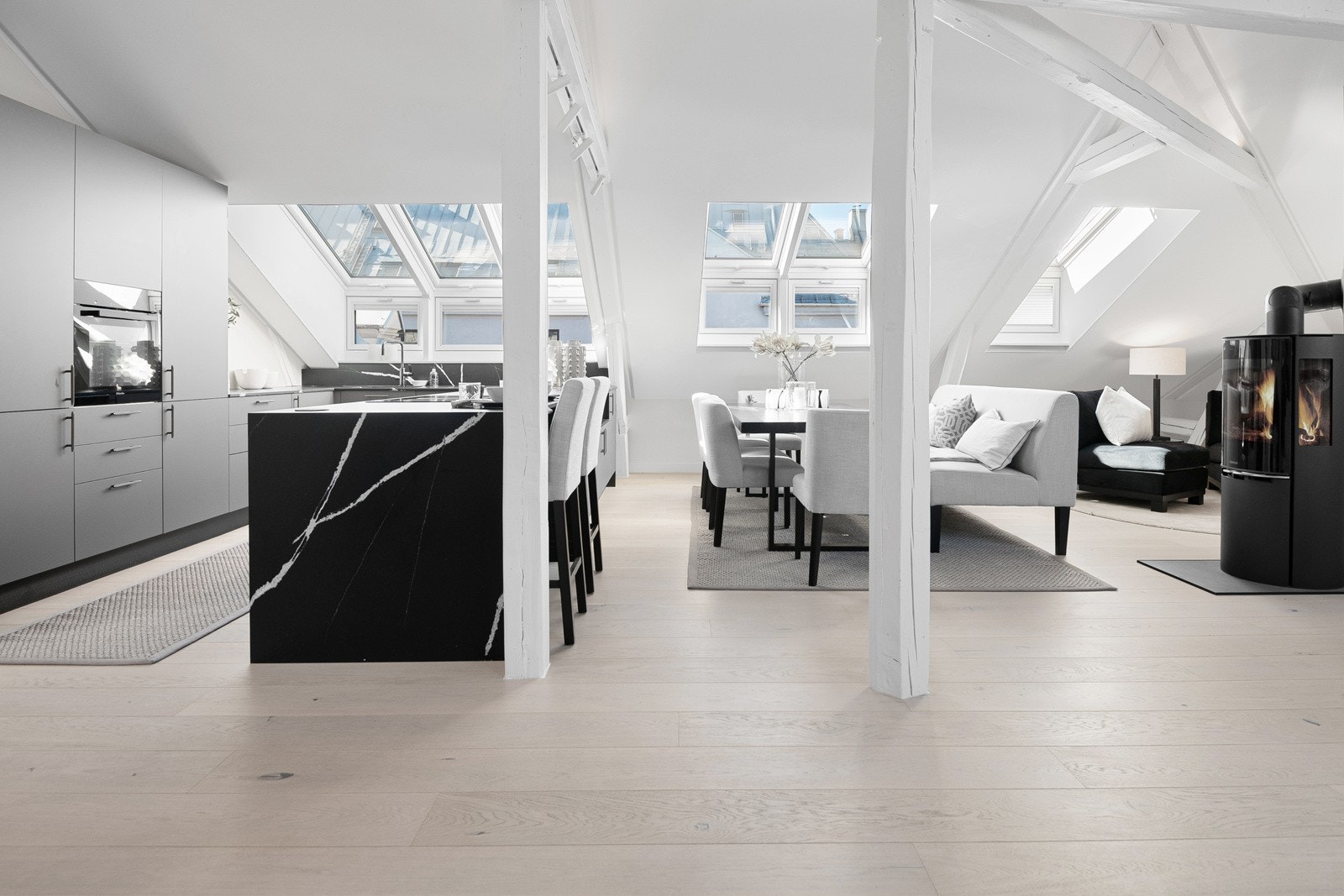 Peisen i stuen gir ekstra varme og kos på kalde vinterdager, og bidrar til den lune og hjemmekoselige stemningen Galleribilde