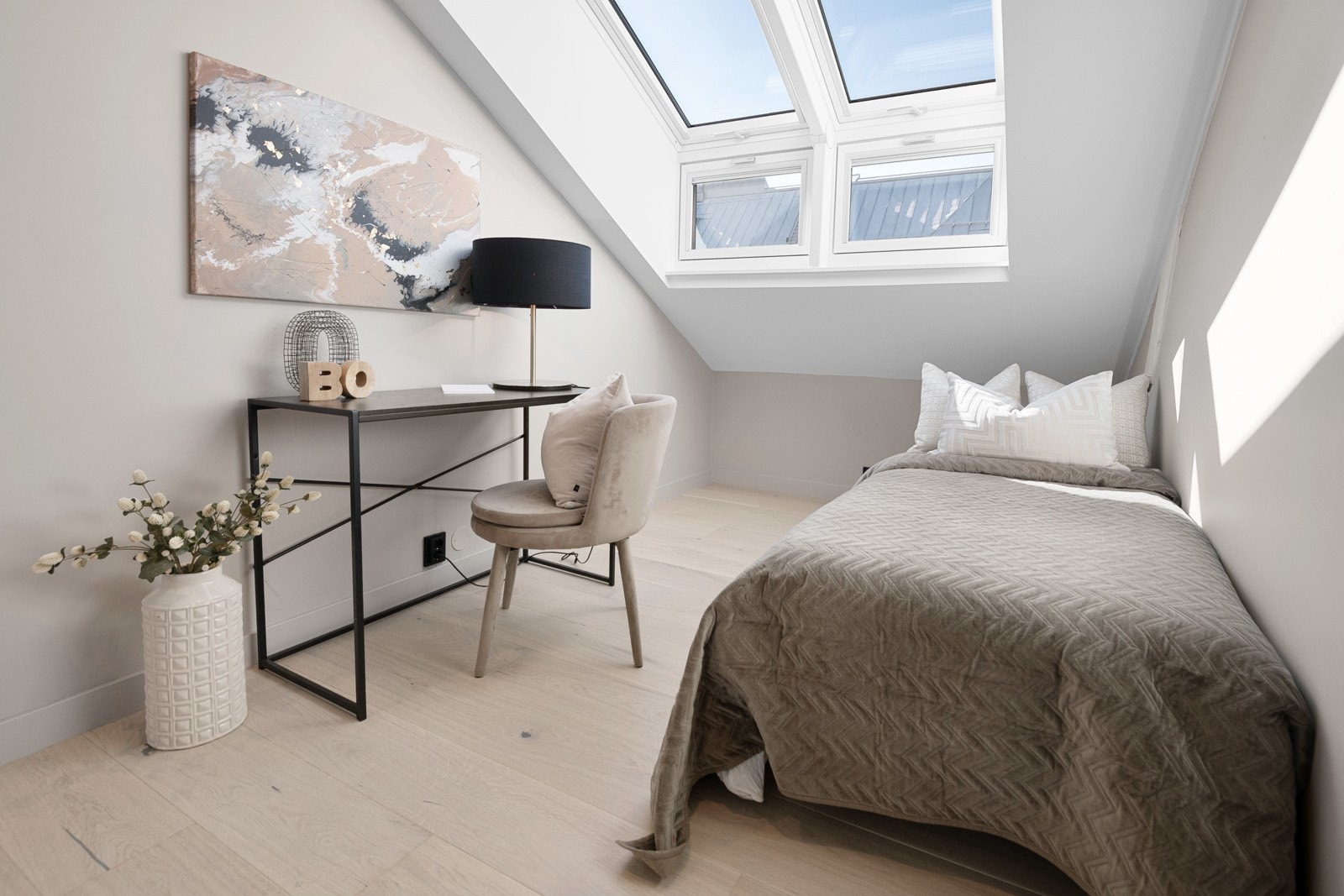 Dette soverommet er også av god størrelse og har plass til seng, nattbord, skrivepult og garderobeskap Galleribilde