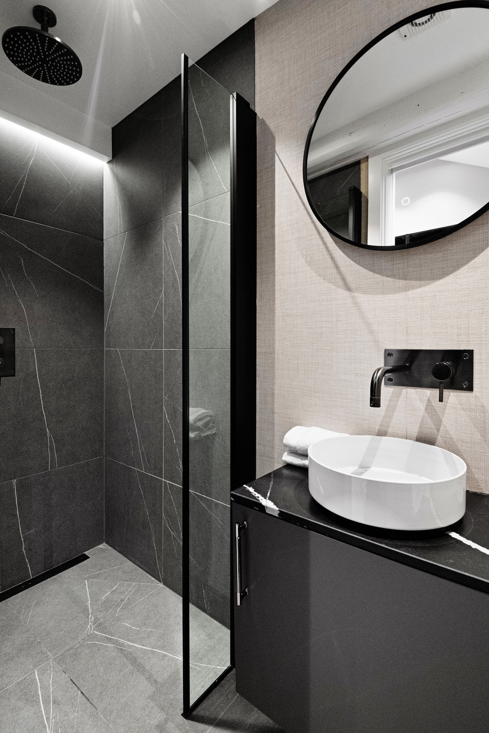 Baderommet er utsmykket med fliser og designtapet fra Élitis, som gir en luksuriøs atmosfære Galleribilde