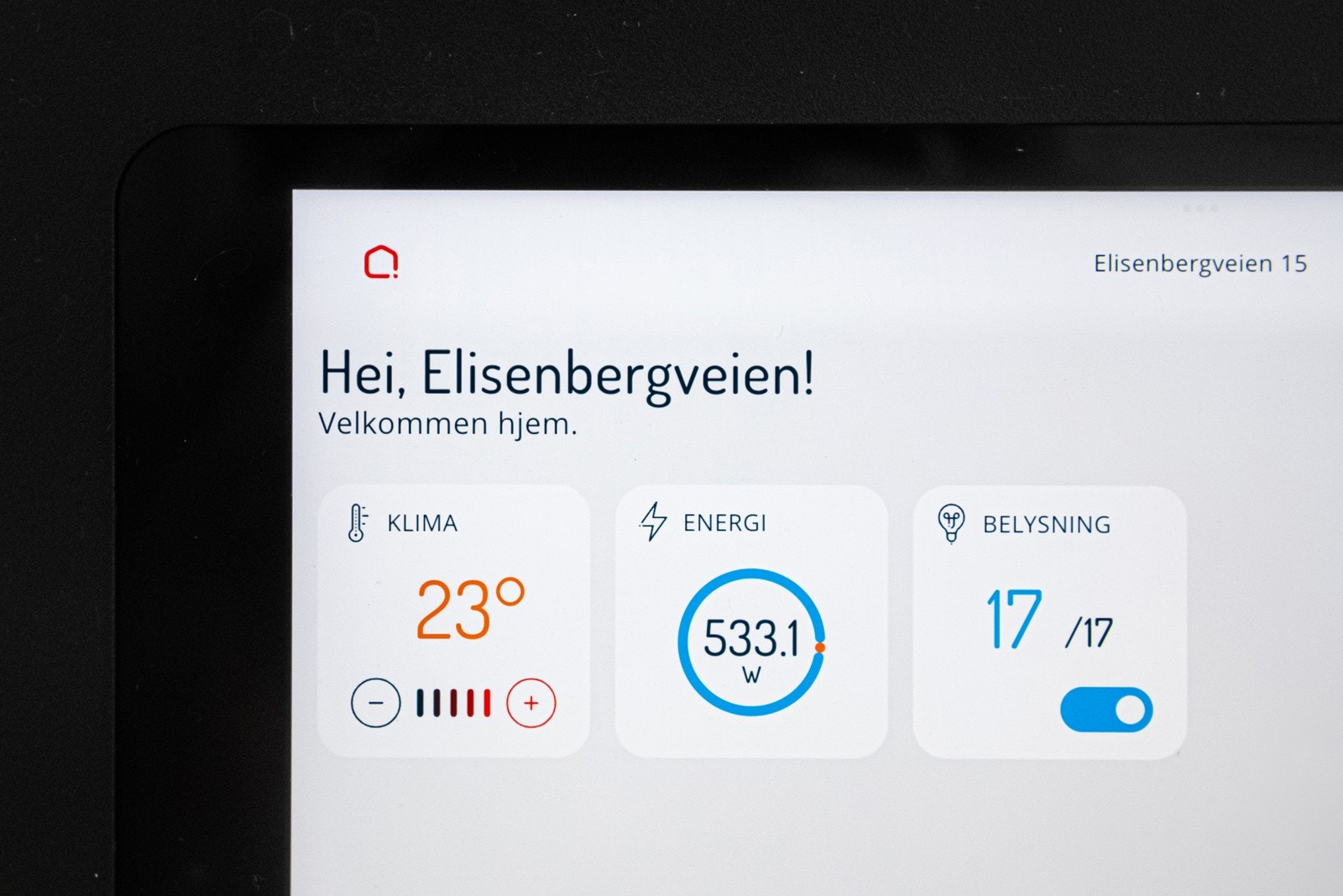 Leiligheten er utstyrt med et moderne smarthussystem levert av Future Home, som gjør det mulig å styre både varme og belysning via en skjerm i entréen eller direkte fra en app på telefonen Galleribilde