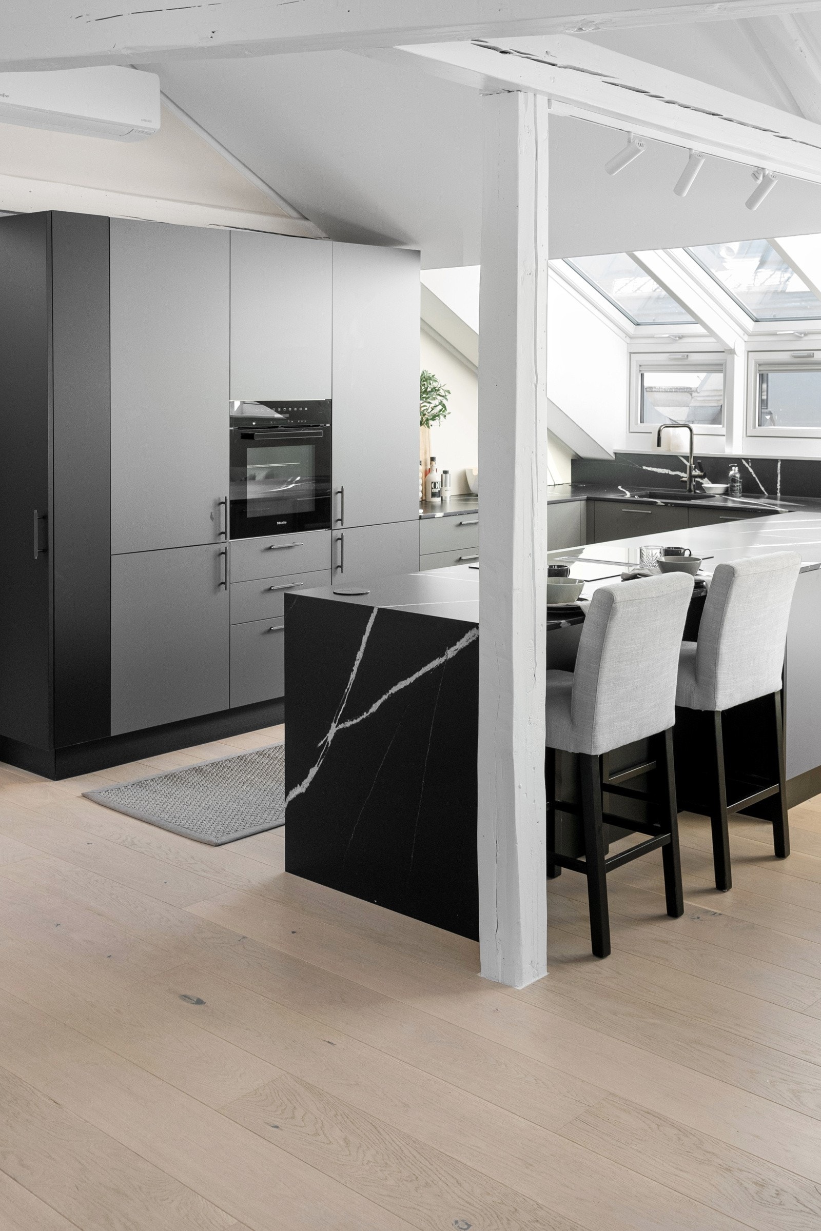 Kjøkkenet er svært lekkert, med en åpen og sosial løsning, perfekt for sosiale sammenkomster Galleribilde