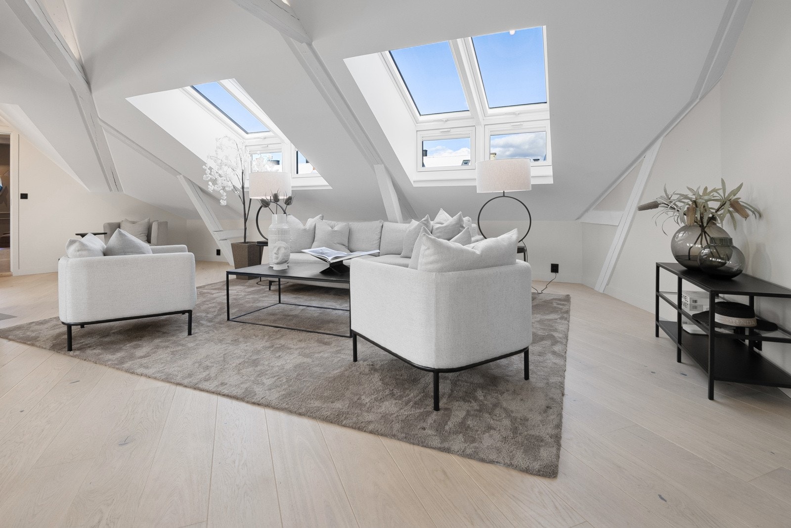 Det er god plass til en romslig sofagruppe med tilhørende salongbord og underholdningsavdeling Galleribilde