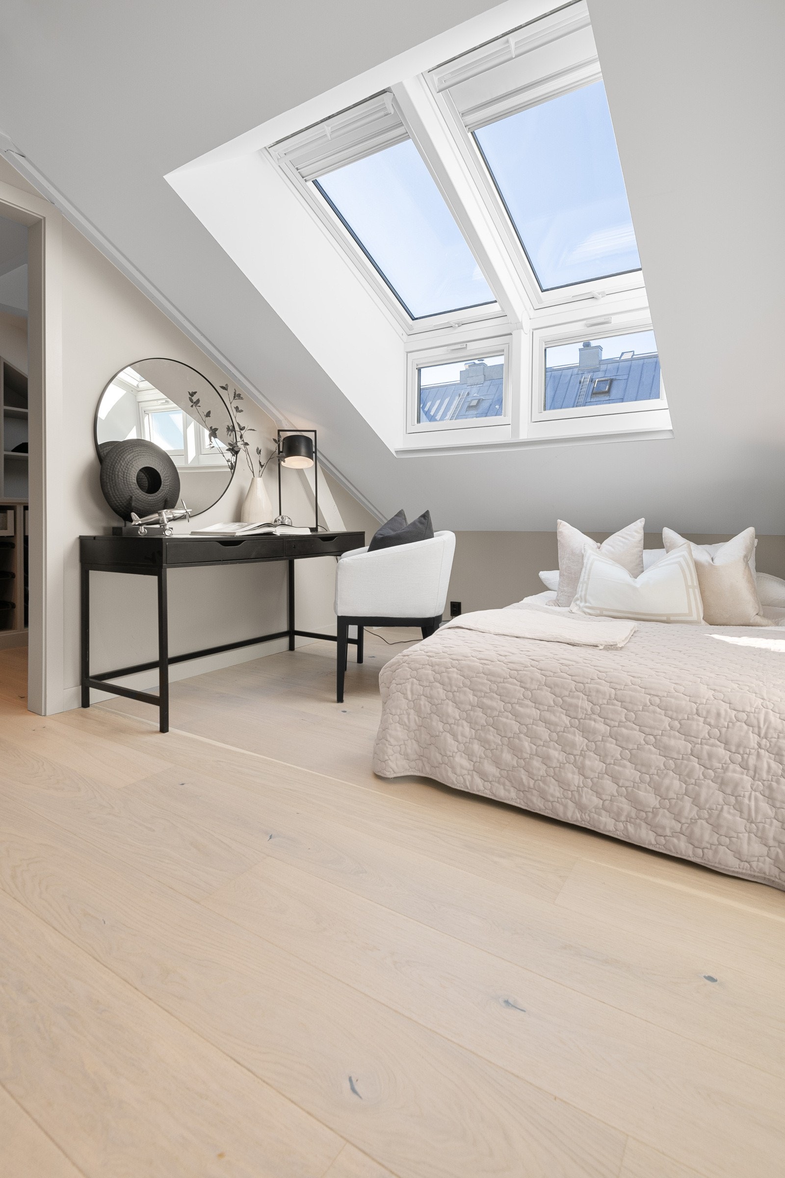 De store vindusflatene går både diagonalt og vertikalt, noe som sørger for rikelig med lysinnslipp Galleribilde